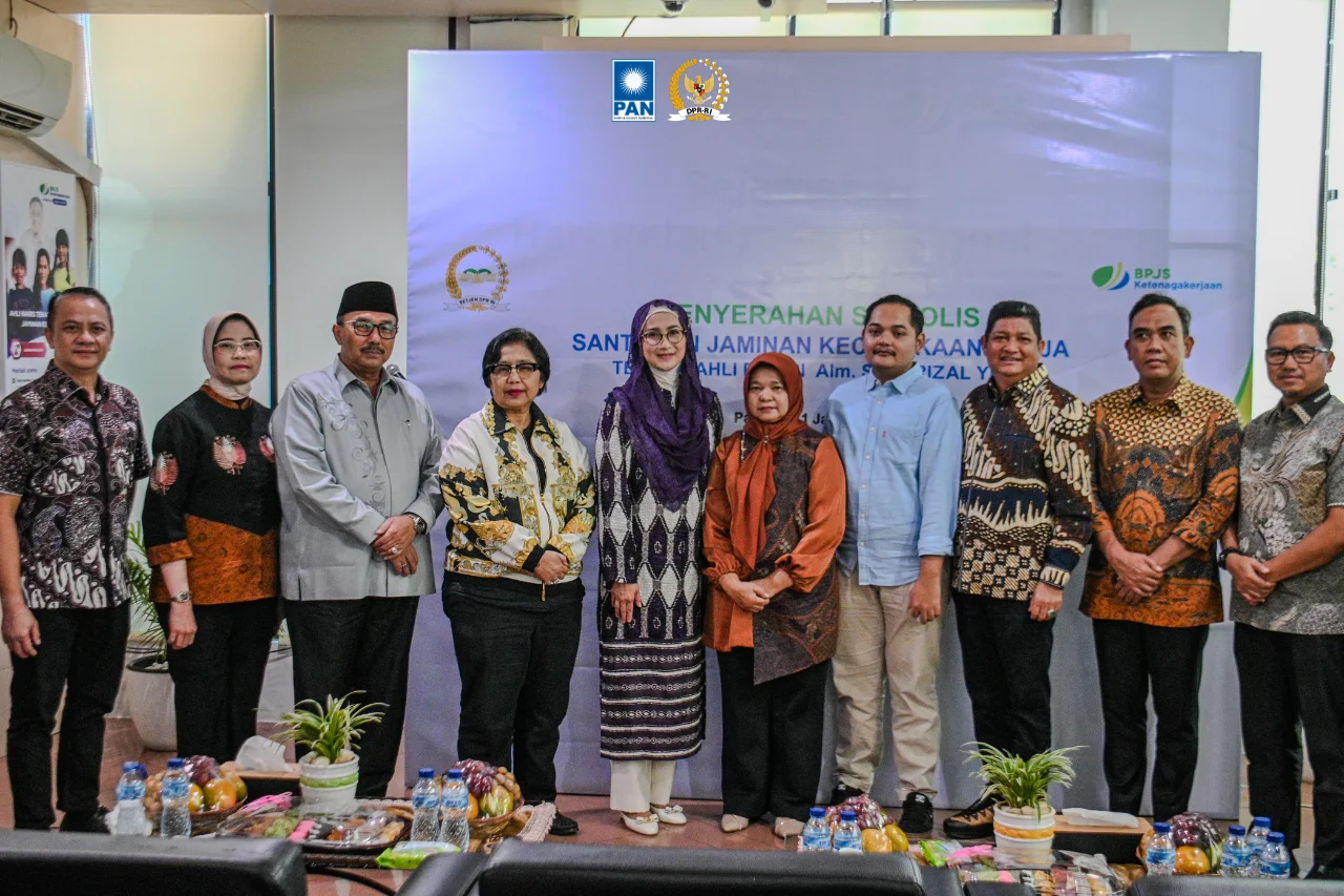 Desy Ratnasari Saksikan Penyerahan Santunan Kecelakaan Kerja BPJS Ketenagakerjaan