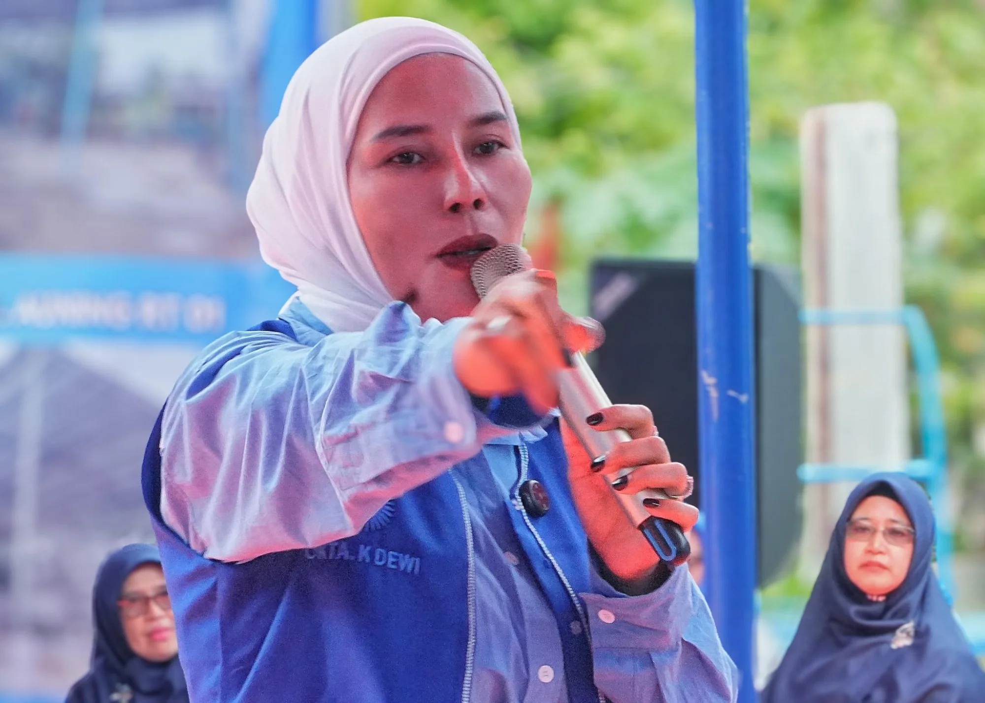 Okta Kumala Dewi Bantu Korban Banjir di Kampung Candulan, Kota Tangerang