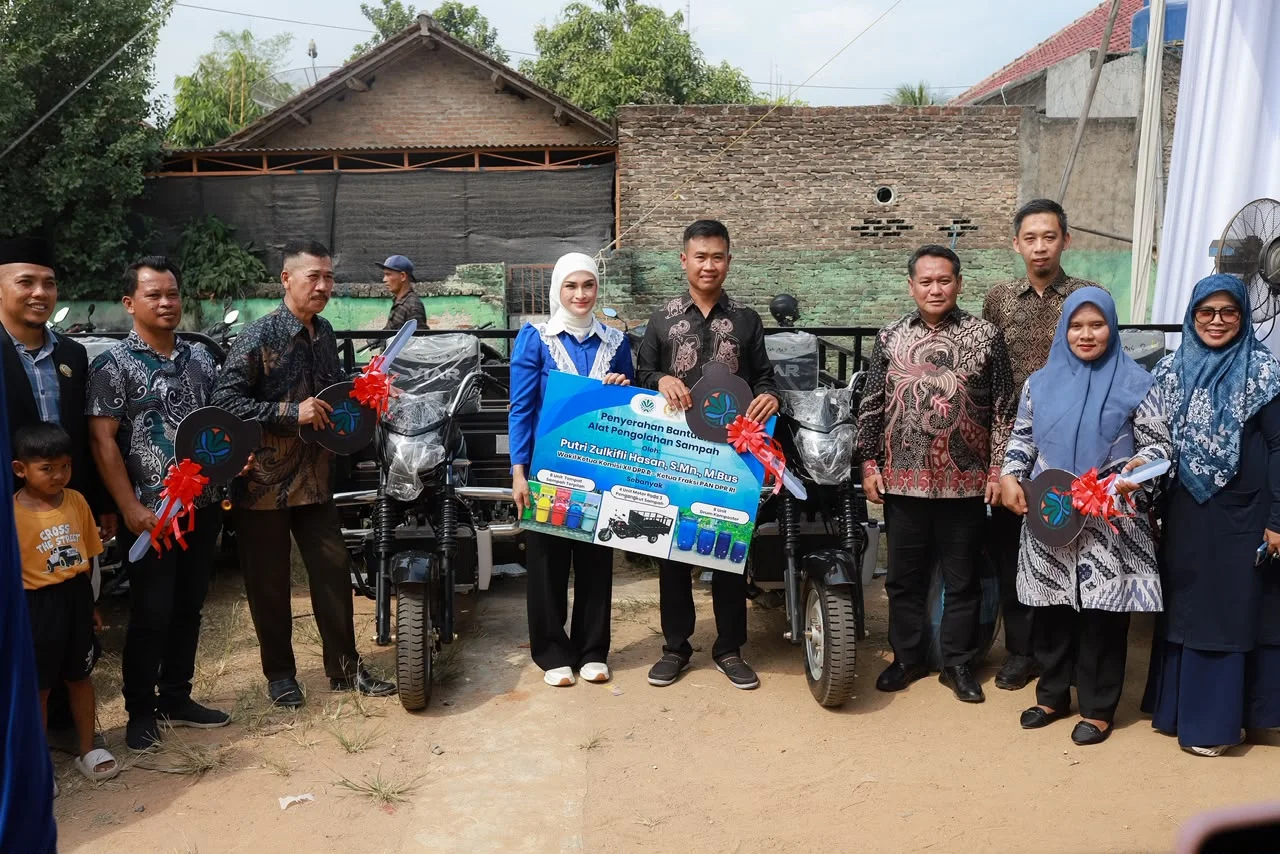 Ketua Fraksi PAN Putri Zulkifli Hasan Salurkan Bantuan Sarana Kebersihan Dorong Penguatan Pengelolaan Sampah Berbasis Masyarakat