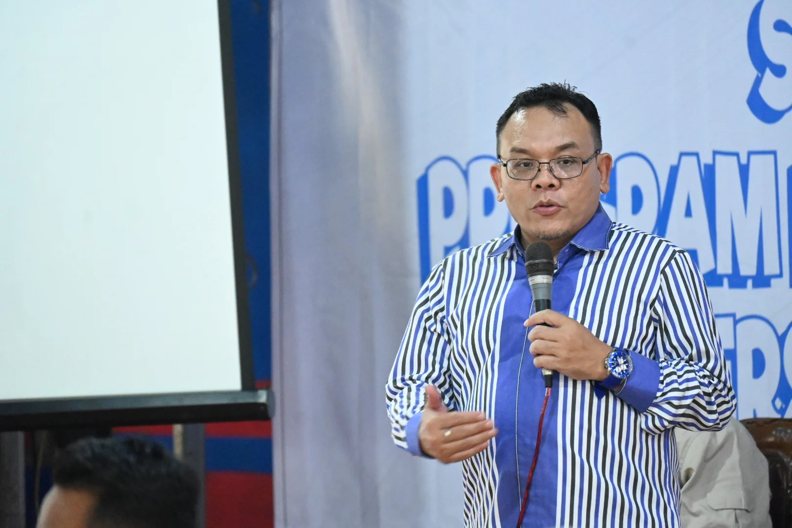 Saleh Daulay Salurkan 24 Ribu Paket Sembako untuk Korban Banjir dan Longsor di Madina