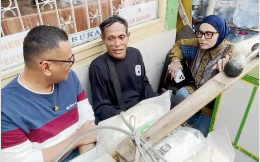 Legislator PAN Uya Kuya Bantu Pedagang Roti Pikul, Wujudkan Keinginan Sang Istri