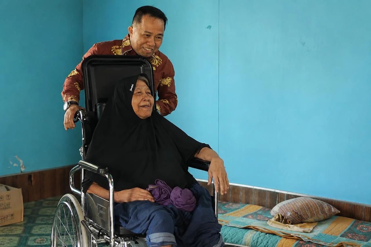 Sudian Noor Fraksi PAN DPR RI Serahkan Bantuan Kursi Roda untuk Warga Tanah Bumbu