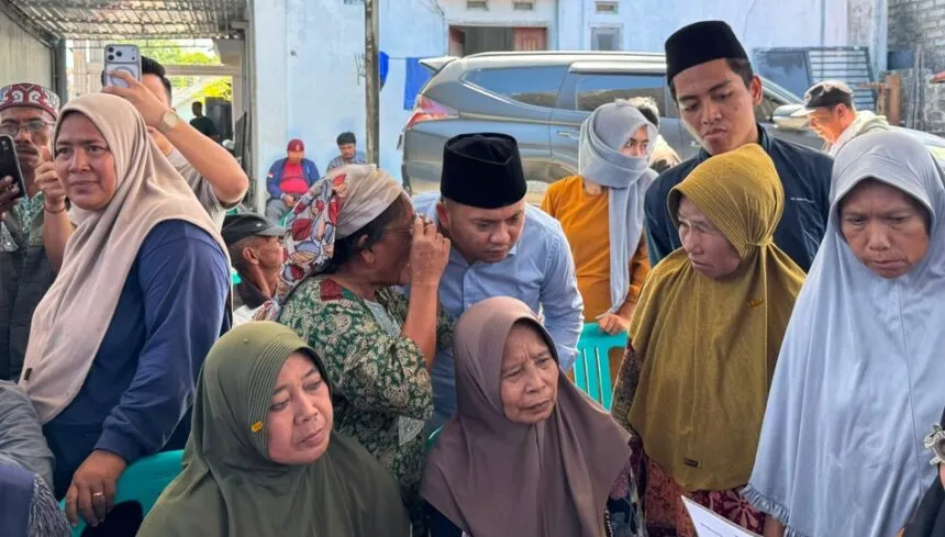 Anggota DPR RI Fraksi PAN Slamet Ariyadi Gelar Pemeriksaan Mata dan Bagikan Kacamata Gratis di Sampang